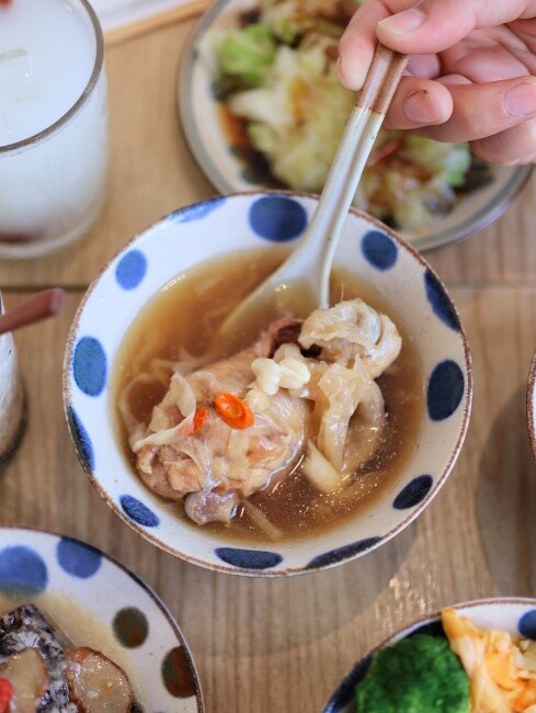 【台南食記】韓系超美質感雞湯店『屋裏的湯』銅板價小吃，創意鹹粿，養生藥膳湯品百元起，續加當歸養生湯免費喝到飽！