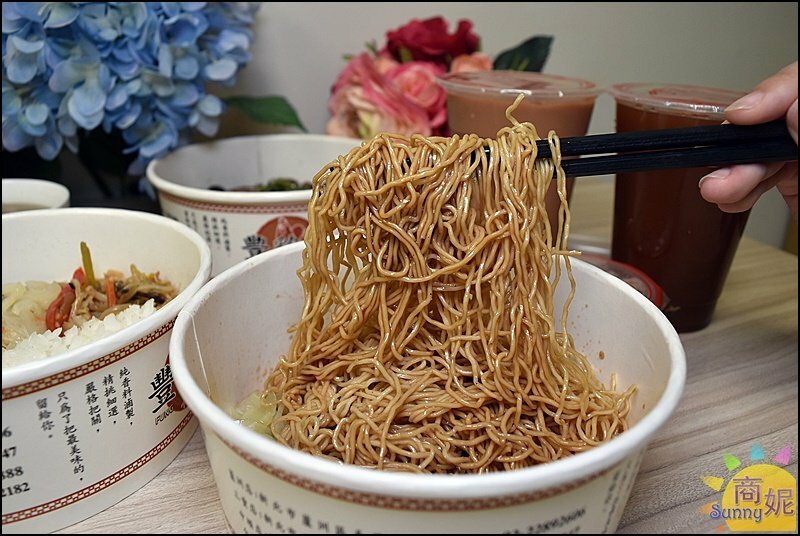 豐雞號。最高日銷300隻!港式油雞廣東滷味神好吃.免費藥膳雞湯更加分.道地港味大人小孩都愛-商妮吃喝遊樂