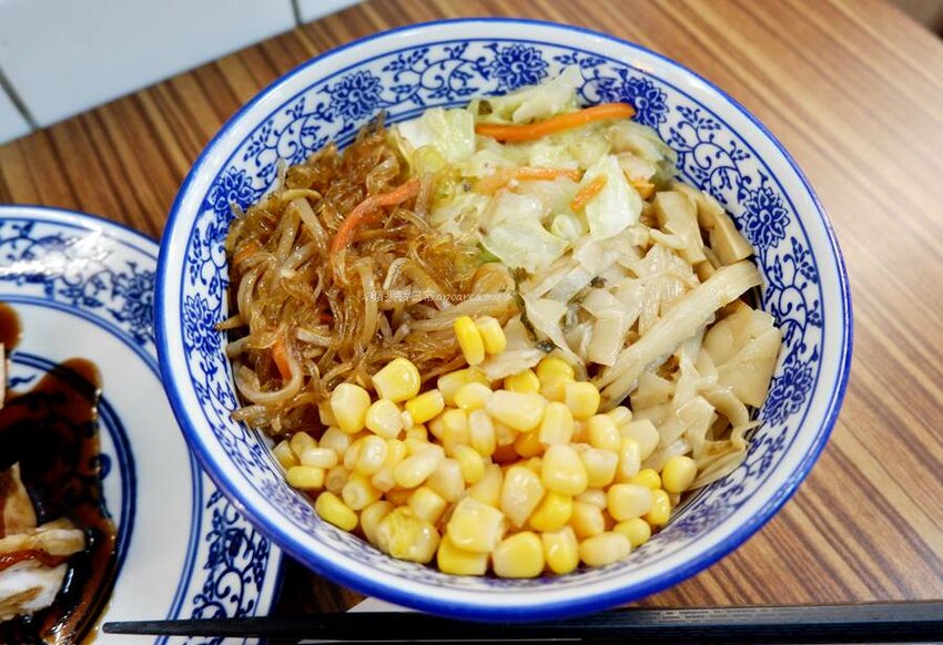 豐雞號河南店。獨家紹興醉蝦、滷排飯,專賣港式油雞、廣式滷味,藥膳雞湯免費喝到飽,近逢甲商圈及七期新光遠百 - 🍎 蘋果話日常🍎