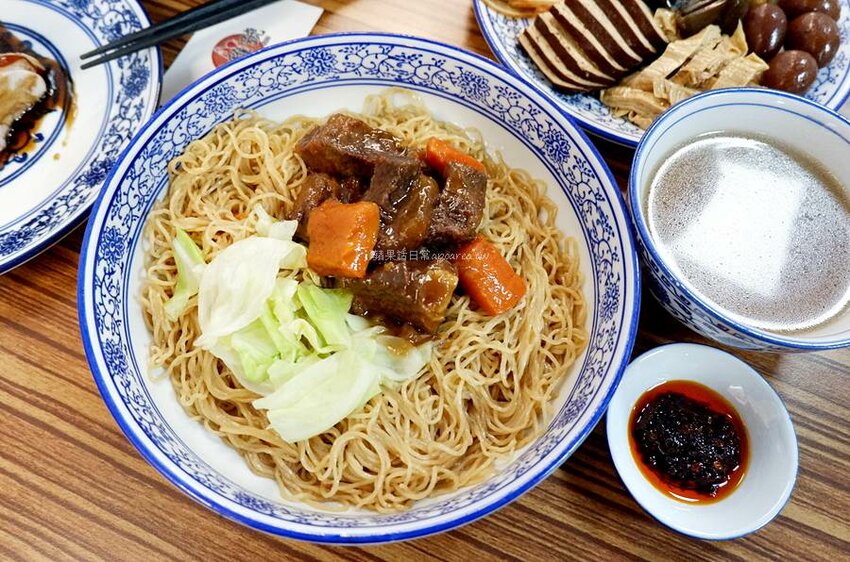 豐雞號河南店。獨家紹興醉蝦、滷排飯,專賣港式油雞、廣式滷味,藥膳雞湯免費喝到飽,近逢甲商圈及七期新光遠百 - 🍎 蘋果話日常🍎