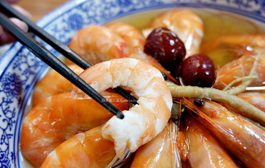 豐雞號河南店。獨家紹興醉蝦、滷排飯,專賣港式油雞、廣式滷味,藥膳雞湯免費喝到飽,近逢甲商圈及七期新光遠百 - 🍎 蘋果話日常🍎