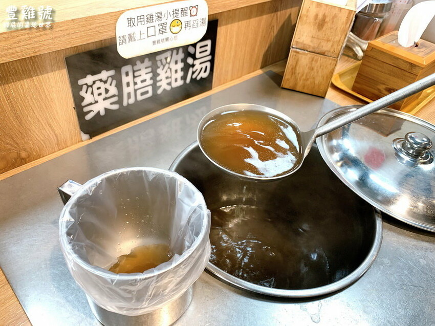 台中便當推薦,必點港式油雞、牛肉撈麵超好吃,免費藥膳雞湯喝到飽,獨家紹興醉蝦、排骨飯只有河南店有