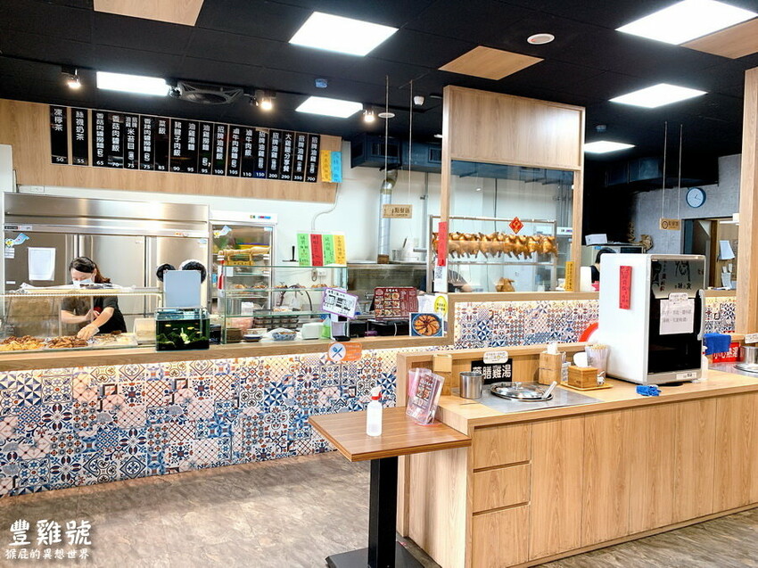 台中便當推薦,必點港式油雞、牛肉撈麵超好吃,免費藥膳雞湯喝到飽,獨家紹興醉蝦、排骨飯只有河南店有