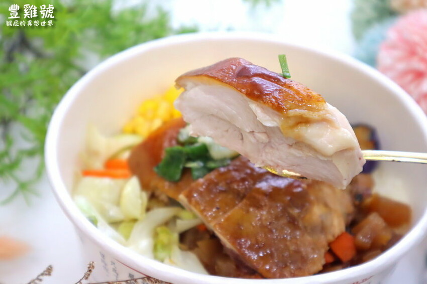 台中便當推薦,必點港式油雞、牛肉撈麵超好吃,免費藥膳雞湯喝到飽,獨家紹興醉蝦、排骨飯只有河南店有