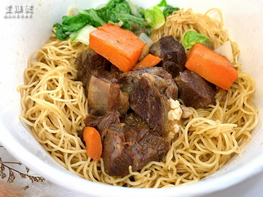 台中便當推薦,必點港式油雞、牛肉撈麵超好吃,免費藥膳雞湯喝到飽,獨家紹興醉蝦、排骨飯只有河南店有