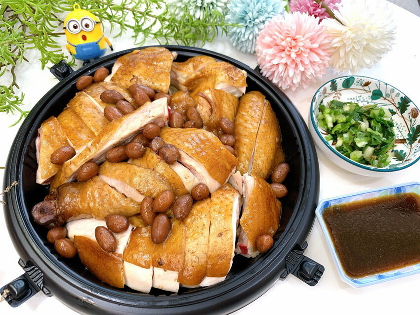 台中便當推薦,必點港式油雞、牛肉撈麵超好吃,免費藥膳雞湯喝到飽,獨家紹興醉蝦、排骨飯只有河南店有