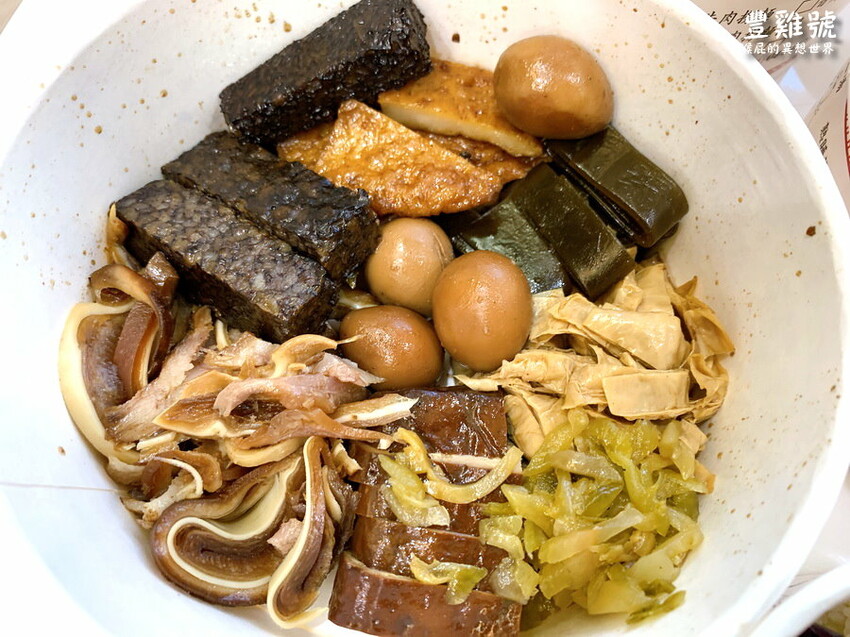 台中便當推薦,必點港式油雞、牛肉撈麵超好吃,免費藥膳雞湯喝到飽,獨家紹興醉蝦、排骨飯只有河南店有