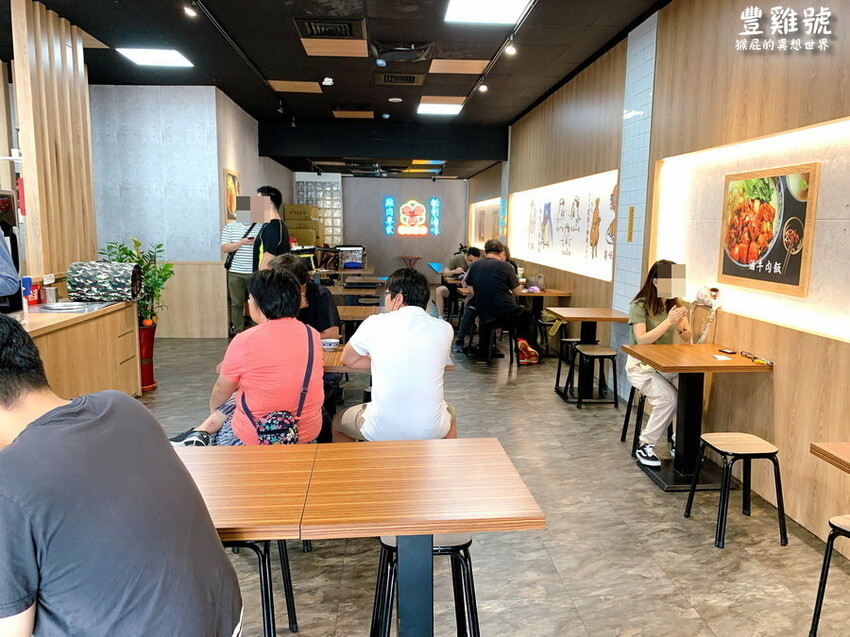 台中便當推薦,必點港式油雞、牛肉撈麵超好吃,免費藥膳雞湯喝到飽,獨家紹興醉蝦、排骨飯只有河南店有