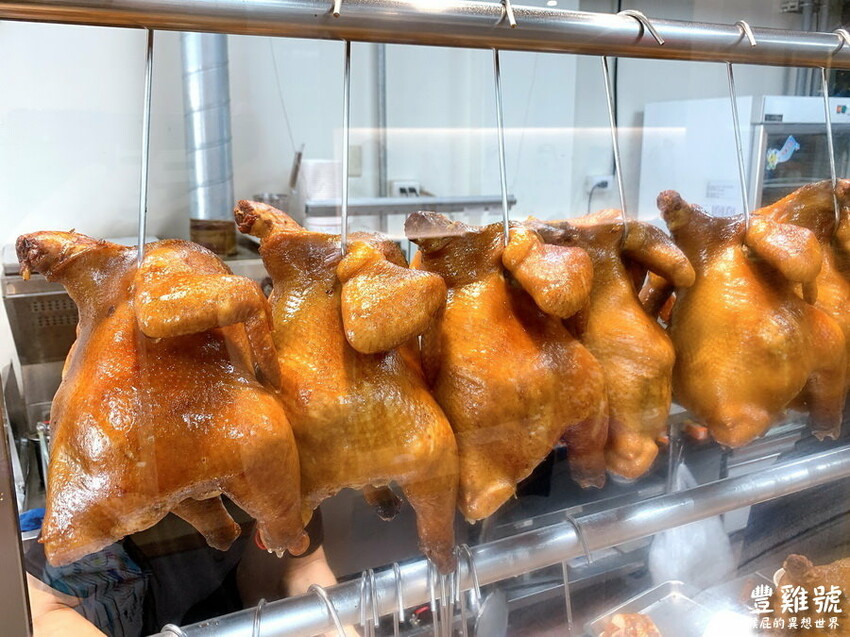 台中便當推薦,必點港式油雞、牛肉撈麵超好吃,免費藥膳雞湯喝到飽,獨家紹興醉蝦、排骨飯只有河南店有