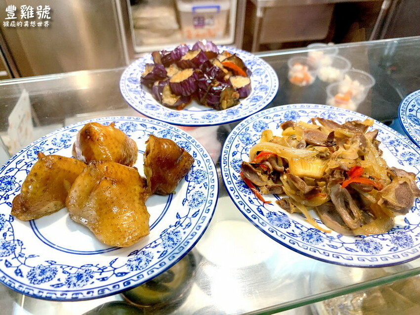 台中便當推薦,必點港式油雞、牛肉撈麵超好吃,免費藥膳雞湯喝到飽,獨家紹興醉蝦、排骨飯只有河南店有