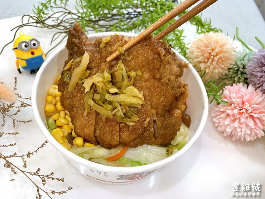 台中便當推薦,必點港式油雞、牛肉撈麵超好吃,免費藥膳雞湯喝到飽,獨家紹興醉蝦、排骨飯只有河南店有