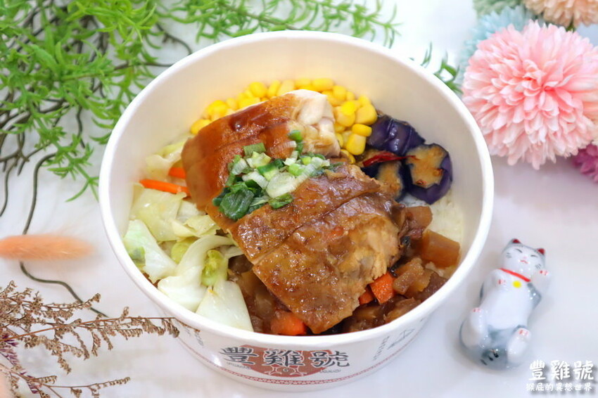 台中便當推薦,必點港式油雞、牛肉撈麵超好吃,免費藥膳雞湯喝到飽,獨家紹興醉蝦、排骨飯只有河南店有