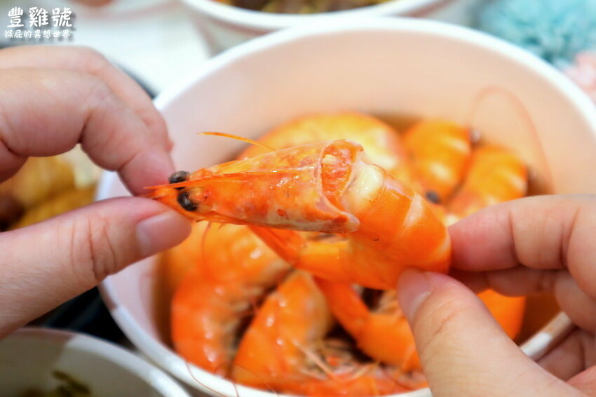 台中便當推薦,必點港式油雞、牛肉撈麵超好吃,免費藥膳雞湯喝到飽,獨家紹興醉蝦、排骨飯只有河南店有