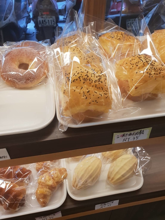 【中和.景安站】偉師傅烘焙坊。疫情期間滿$300可外送。推綜合貝果+皇后吐司