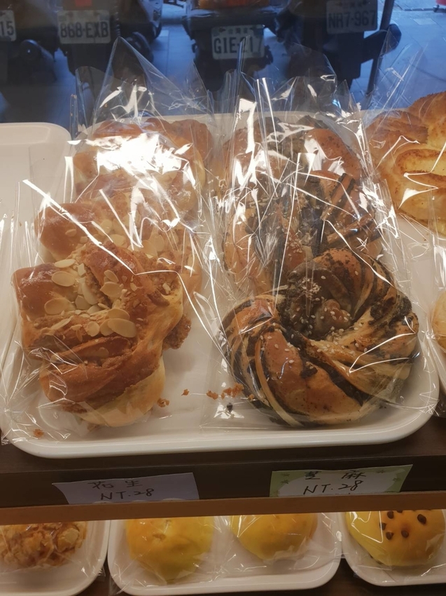 【中和.景安站】偉師傅烘焙坊。疫情期間滿$300可外送。推綜合貝果+皇后吐司