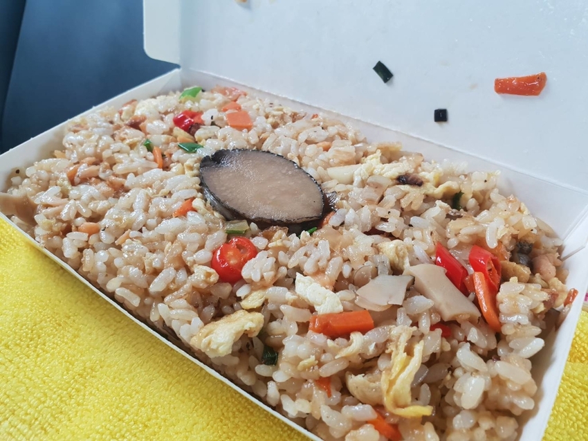 【新北.貢寮】北海岸散散步。看海吃飯海邊橘屋。超新鮮海水養殖九孔。活體現烤超級新鮮。推烤九孔+九孔炒飯+涼拌茶葉菜