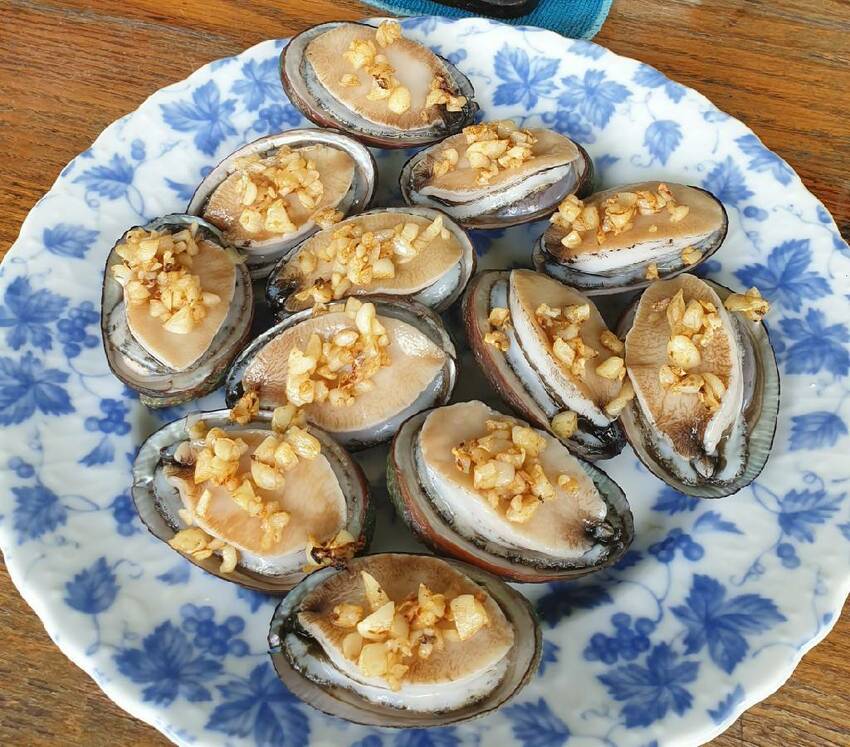 【新北.貢寮】北海岸散散步。看海吃飯海邊橘屋。超新鮮海水養殖九孔。活體現烤超級新鮮。推烤九孔+九孔炒飯+涼拌茶葉菜