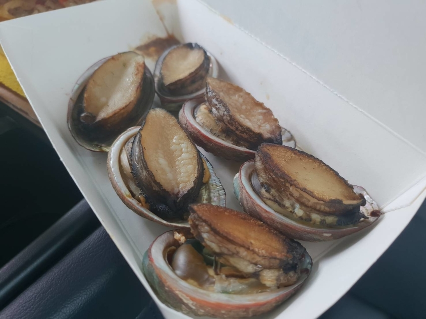 【新北.貢寮】北海岸散散步。看海吃飯海邊橘屋。超新鮮海水養殖九孔。活體現烤超級新鮮。推烤九孔+九孔炒飯+涼拌茶葉菜