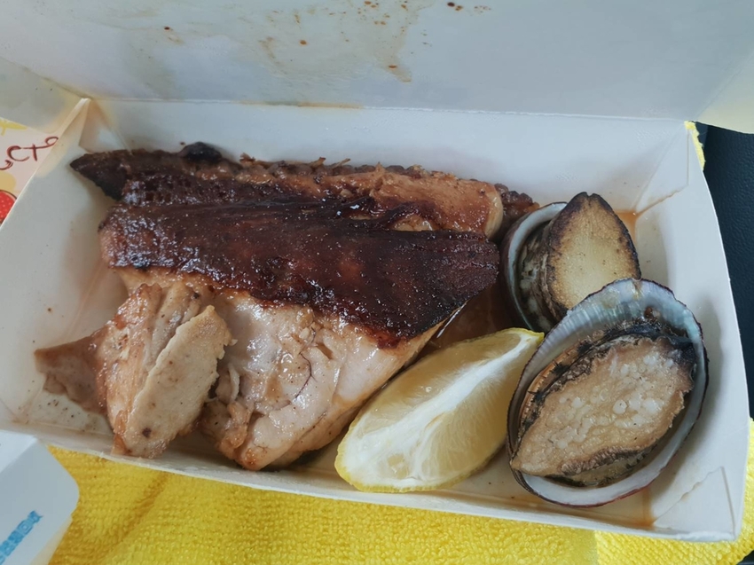 【新北.貢寮】北海岸散散步。看海吃飯海邊橘屋。超新鮮海水養殖九孔。活體現烤超級新鮮。推烤九孔+九孔炒飯+涼拌茶葉菜