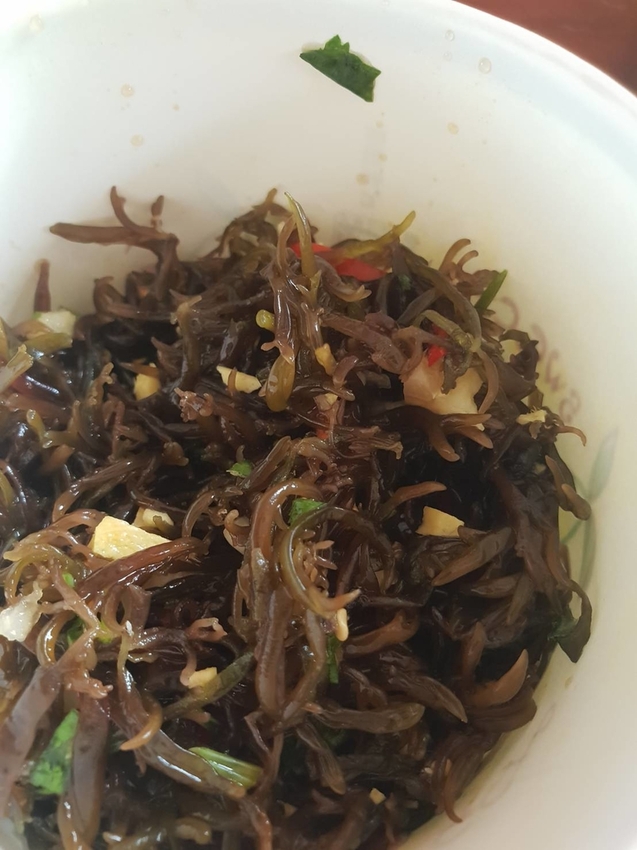 【新北.貢寮】北海岸散散步。看海吃飯海邊橘屋。超新鮮海水養殖九孔。活體現烤超級新鮮。推烤九孔+九孔炒飯+涼拌茶葉菜