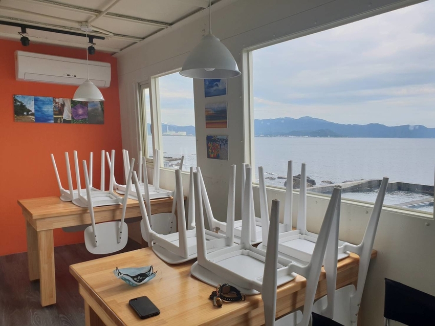 【新北.貢寮】北海岸散散步。看海吃飯海邊橘屋。超新鮮海水養殖九孔。活體現烤超級新鮮。推烤九孔+九孔炒飯+涼拌茶葉菜