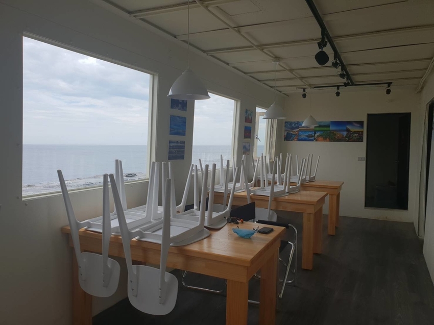 【新北.貢寮】北海岸散散步。看海吃飯海邊橘屋。超新鮮海水養殖九孔。活體現烤超級新鮮。推烤九孔+九孔炒飯+涼拌茶葉菜