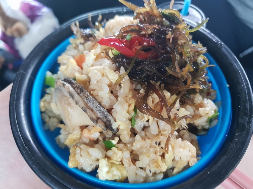 【新北.貢寮】北海岸散散步。看海吃飯海邊橘屋。超新鮮海水養殖九孔。活體現烤超級新鮮。推烤九孔+九孔炒飯+涼拌茶葉菜