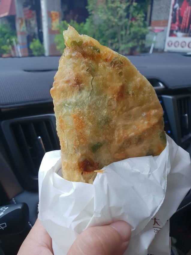 【宜蘭.頭城】德芳御膳坊三星蔥油餅+仙草汁+吉祥鮮肉小籠包+阿丹芋頭牛奶冰+阿婆蔥油餅