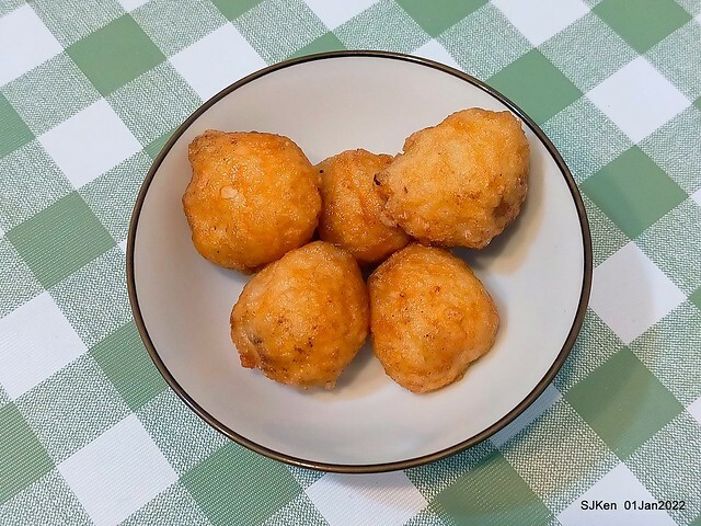 「陳季炸雞石牌店」(Fried Salted Chicken , Tempura & cuttlefish balls, Taiwanese light dishes booth), Taipei, Taiwan, SJKen, Jan 1, 2022. 「陳季炸雞石牌店」(Fried Salted Chicken , Tempura & cuttlefish balls, Taiwanese light dishes booth), Taipei, Taiwan, SJKen, Jan 1, 2022.