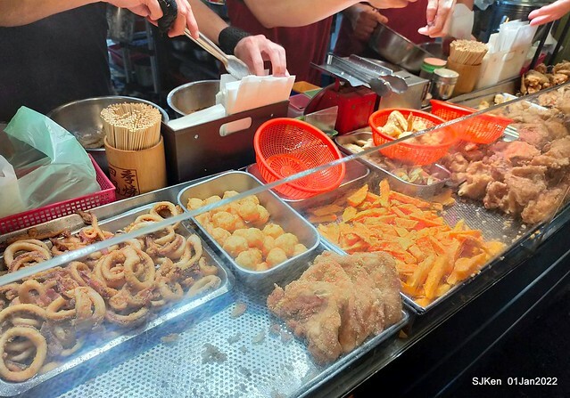 「陳季炸雞石牌店」(Fried Salted Chicken , Tempura & cuttlefish balls, Taiwanese light dishes booth), Taipei, Taiwan, SJKen, Jan 1, 2022. 「陳季炸雞石牌店」(Fried Salted Chicken , Tempura & cuttlefish balls, Taiwanese light dishes booth), Taipei, Taiwan, SJKen, Jan 1, 2022.