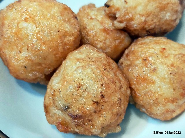「陳季炸雞石牌店」(Fried Salted Chicken , Tempura & cuttlefish balls, Taiwanese light dishes booth), Taipei, Taiwan, SJKen, Jan 1, 2022. 「陳季炸雞石牌店」(Fried Salted Chicken , Tempura & cuttlefish balls, Taiwanese light dishes booth), Taipei, Taiwan, SJKen, Jan 1, 2022.