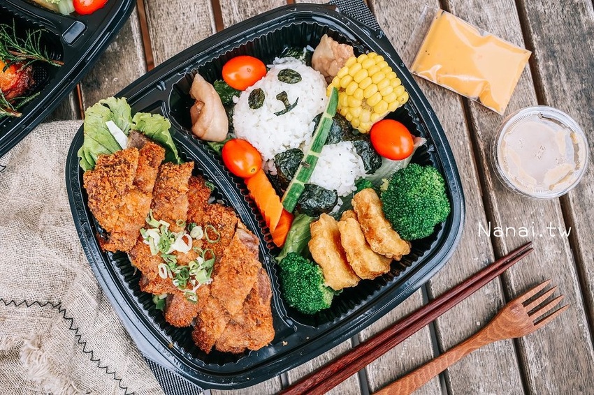 新品熊貓主題餐盒搭配炸霜降牛排萌度指數爆表、迷迭香烤半雞允指回味，熊貓食堂