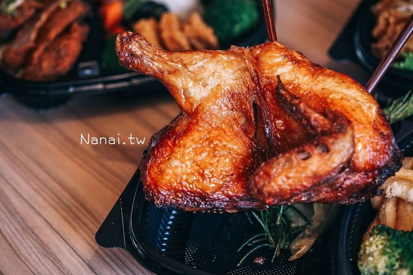 新品熊貓主題餐盒搭配炸霜降牛排萌度指數爆表、迷迭香烤半雞允指回味，熊貓食堂