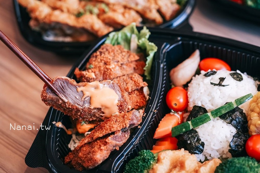 新品熊貓主題餐盒搭配炸霜降牛排萌度指數爆表、迷迭香烤半雞允指回味，熊貓食堂