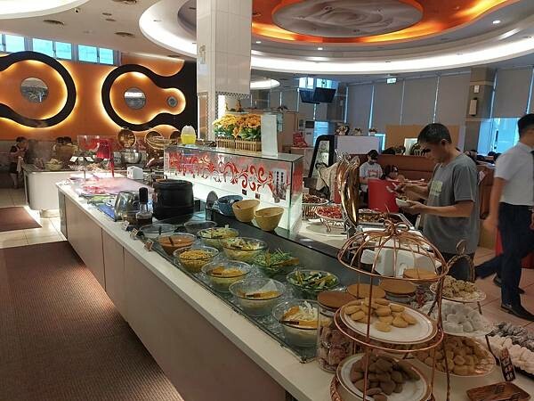 桃園八德貴族世家~排餐+超值沙拉吧~給您平實的價格~最舒適的