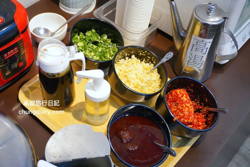 板橋299火鍋吃到飽「牛、豬、雞」五種肉品無限續加，還有免費自助吧......