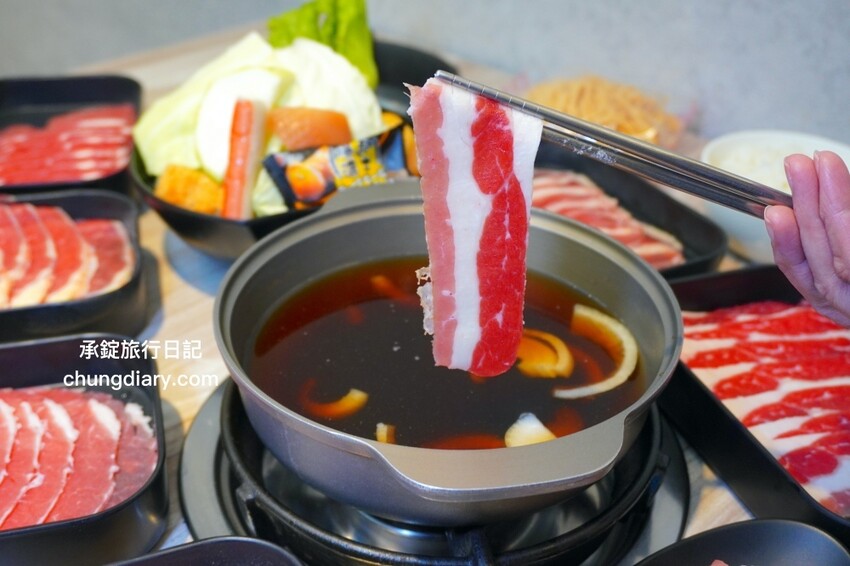 板橋299火鍋吃到飽「牛、豬、雞」五種肉品無限續加，還有免費自助吧......