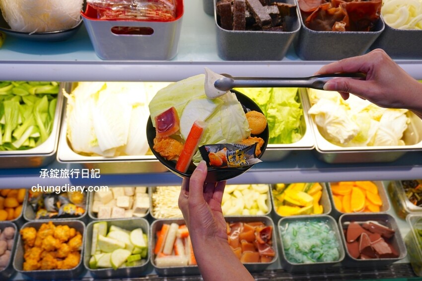 板橋299火鍋吃到飽「牛、豬、雞」五種肉品無限續加，還有免費自助吧......