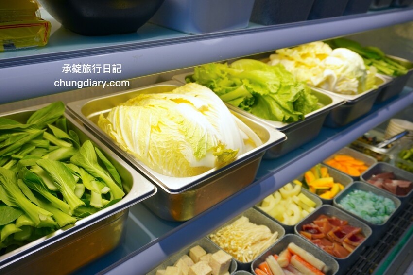 板橋299火鍋吃到飽「牛、豬、雞」五種肉品無限續加，還有免費自助吧......