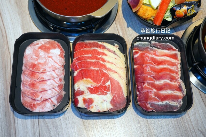 板橋299火鍋吃到飽「牛、豬、雞」五種肉品無限續加，還有免費自助吧......