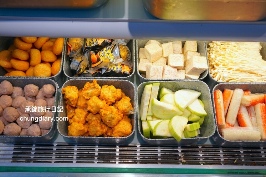 板橋299火鍋吃到飽「牛、豬、雞」五種肉品無限續加，還有免費自助吧......