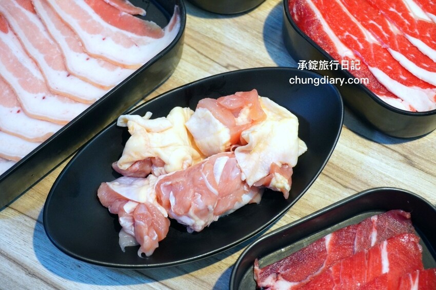 板橋299火鍋吃到飽「牛、豬、雞」五種肉品無限續加，還有免費自助吧......