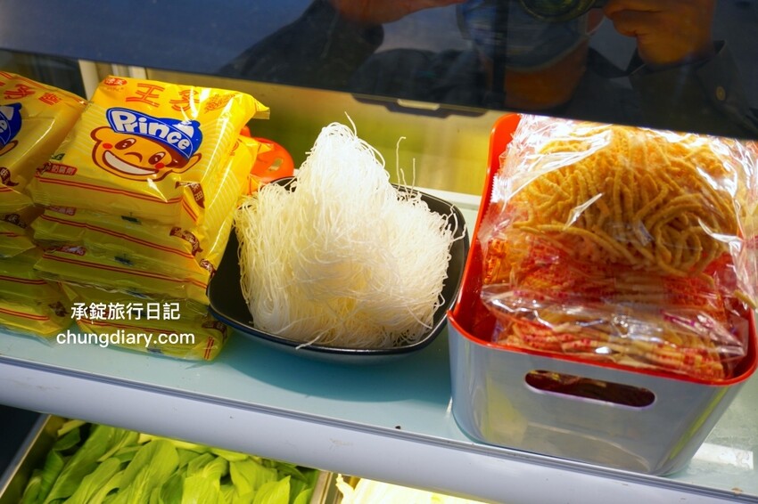 板橋299火鍋吃到飽「牛、豬、雞」五種肉品無限續加，還有免費自助吧......