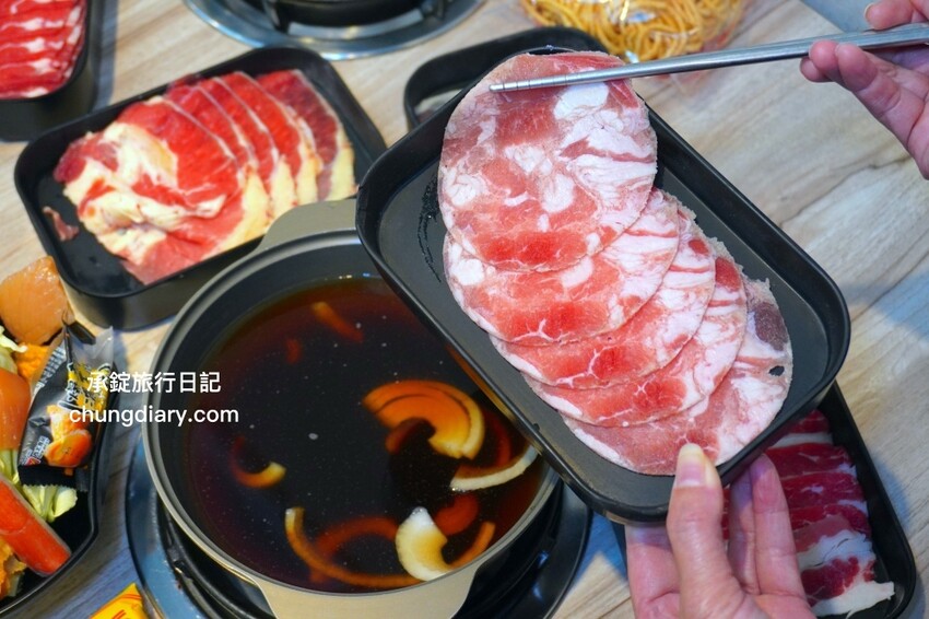 板橋299火鍋吃到飽「牛、豬、雞」五種肉品無限續加，還有免費自助吧......