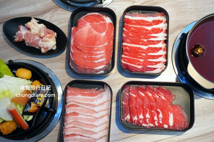 板橋299火鍋吃到飽「牛、豬、雞」五種肉品無限續加，還有免費自助吧......