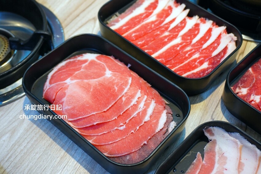 板橋299火鍋吃到飽「牛、豬、雞」五種肉品無限續加，還有免費自助吧......