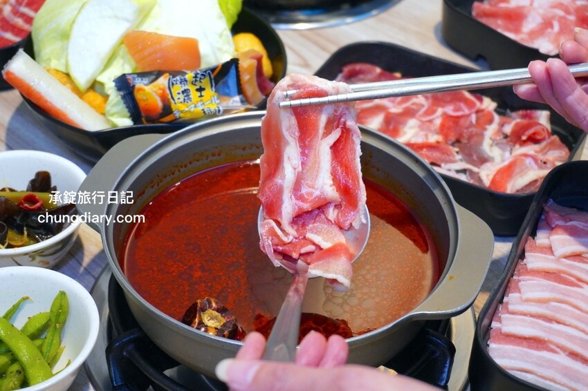 板橋299火鍋吃到飽「牛、豬、雞」五種肉品無限續加，還有免費自助吧......