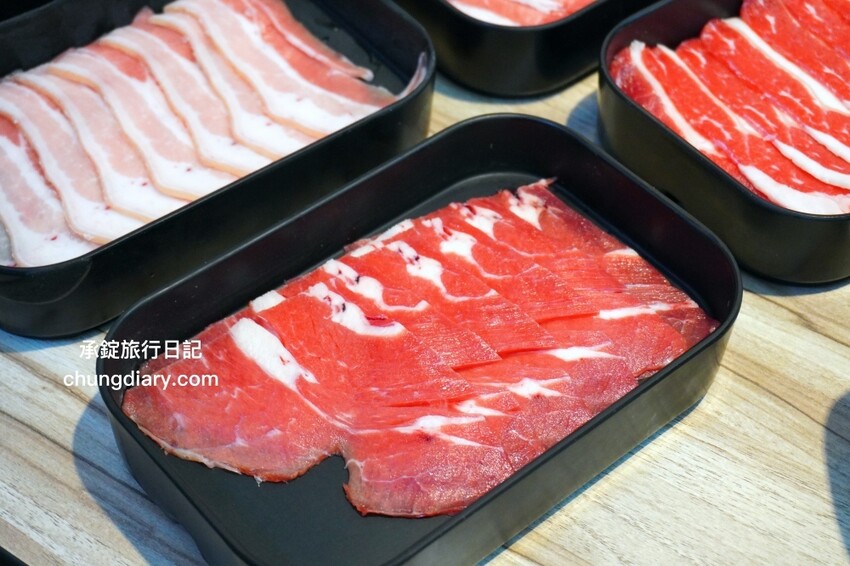 板橋299火鍋吃到飽「牛、豬、雞」五種肉品無限續加，還有免費自助吧......