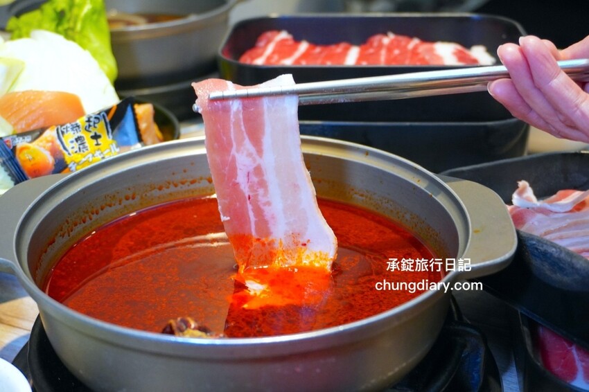 板橋299火鍋吃到飽「牛、豬、雞」五種肉品無限續加，還有免費自助吧......