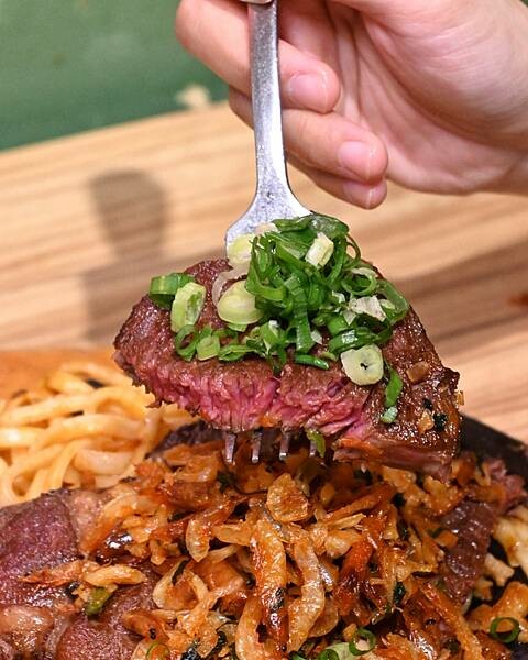 大港參貳牛排館∥鹽埕區美食∥超夯復古平價牛排館∥肉食族雙拼好超值∥玉米濃湯必喝∥一到用餐時段滿滿人潮